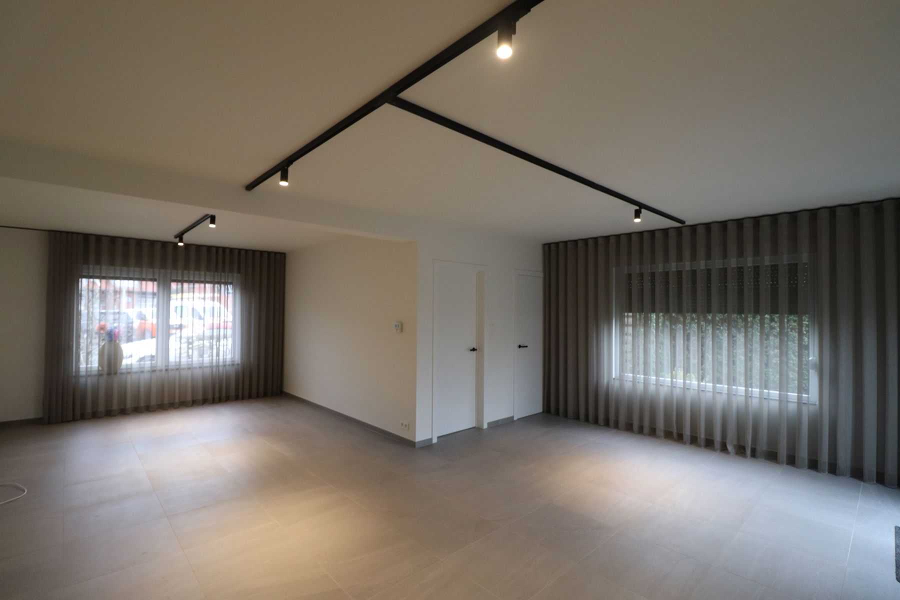 Een recent gerenoveerde woning met 3 slaapkamers, terras en garage. foto 3