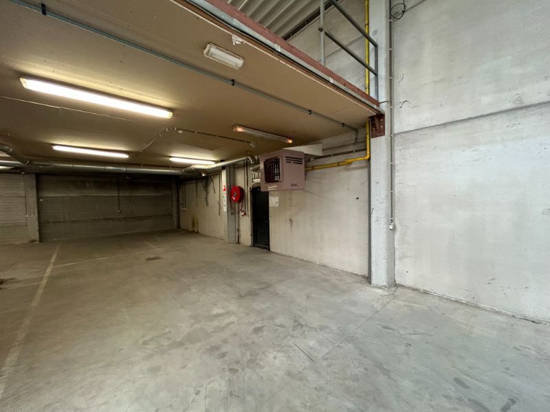 Uitstekend KMO-gebouw met Magazijn, Kantoren, Mezzanine en Parkeerfaciliteiten foto 8