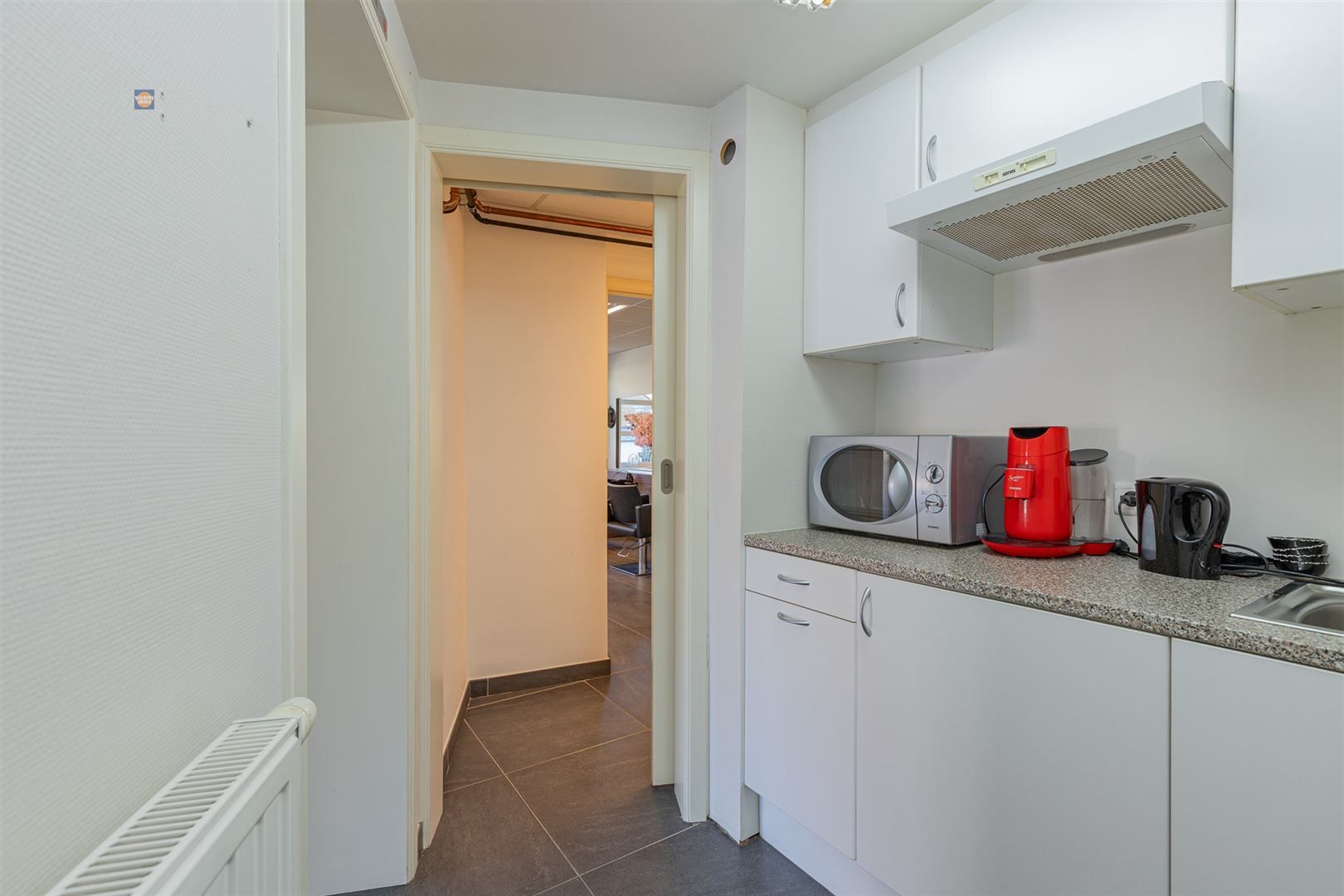 Unieke handelsruimte in het hart van het dorp foto 7