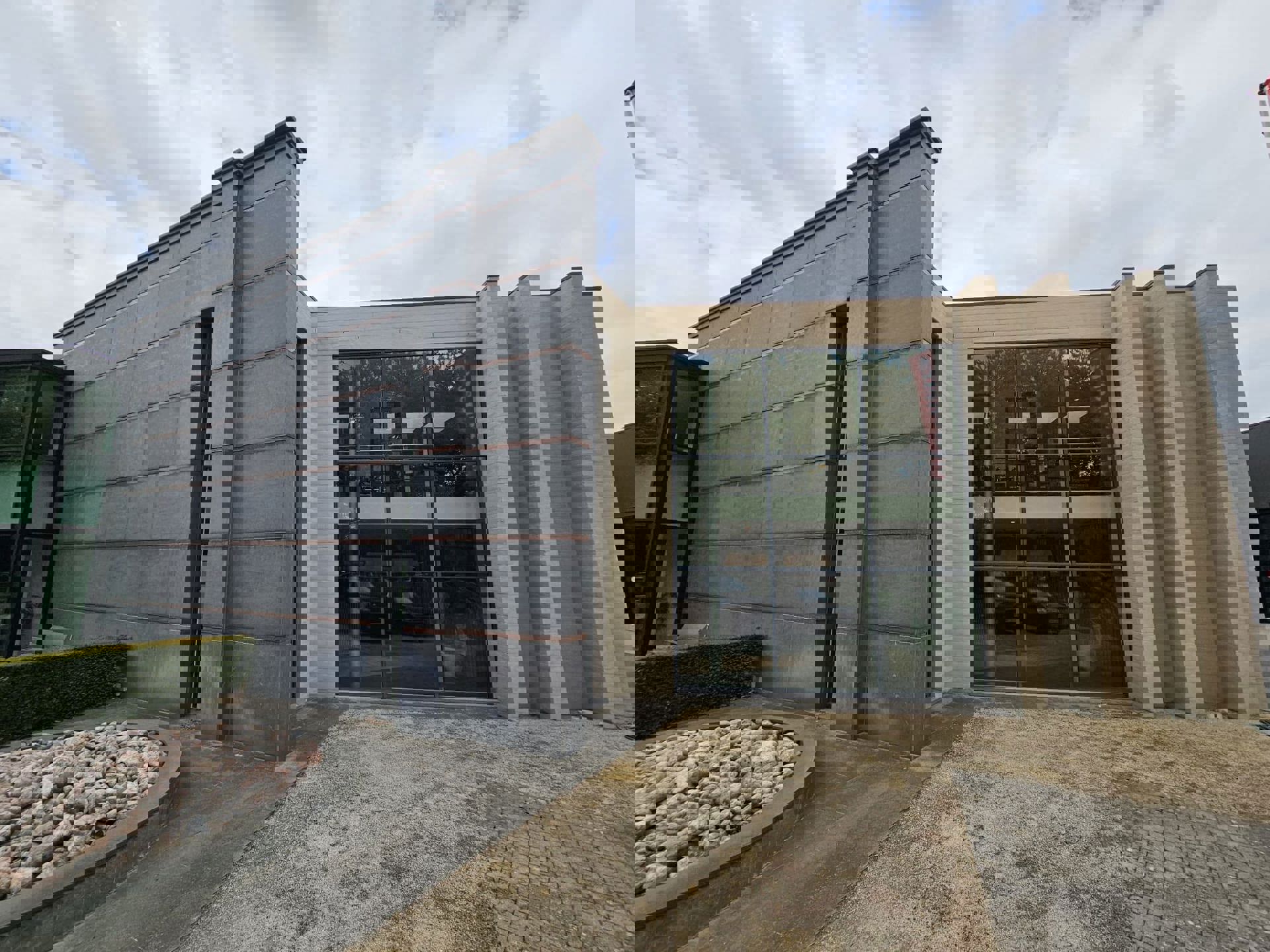  TE HUUR Genk - showroom met kantoren foto 12