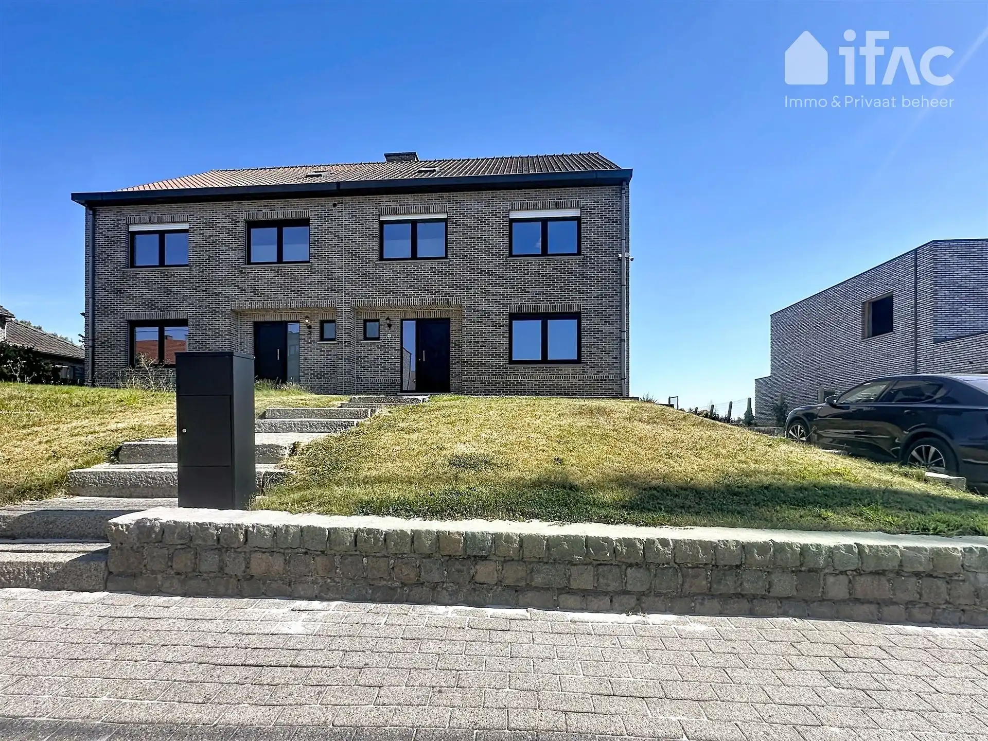 Gerenoveerde energiezuinige woning foto {{pictureIndex}}