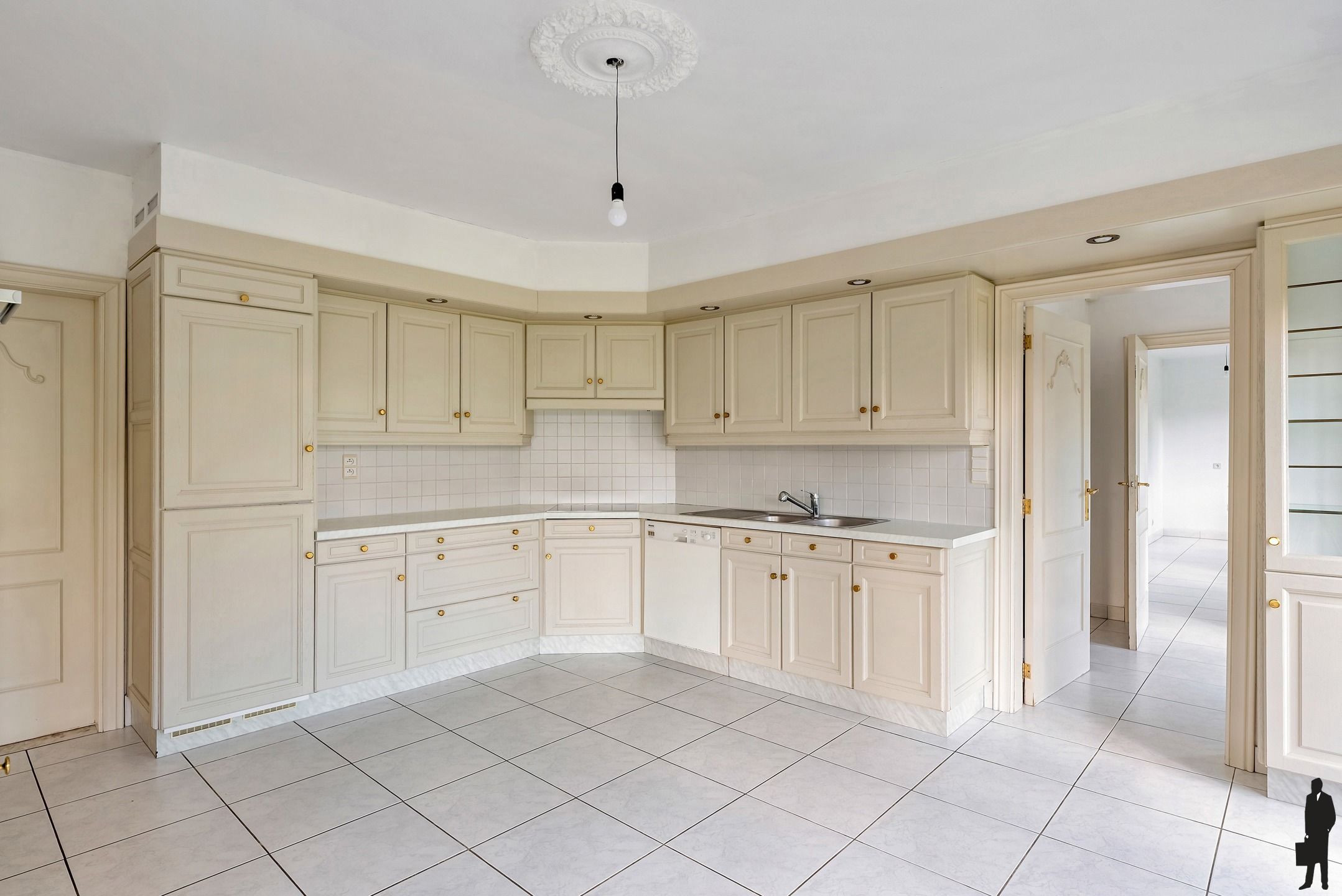 Riante villa met 4 slpk. op perceel van 2.543m²  foto 9