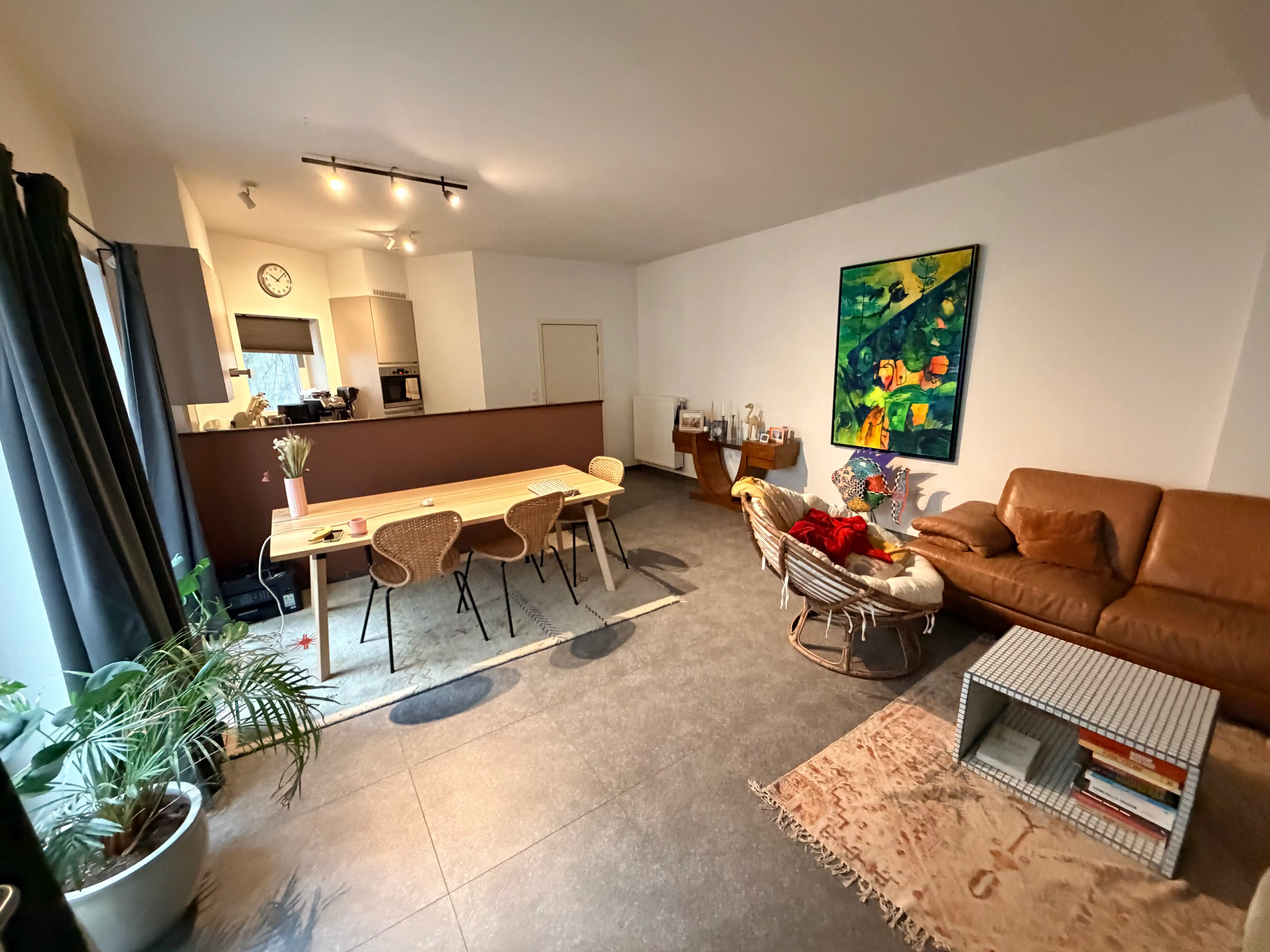 --- NIEUW --- Gezellig gelijkvloers appartement met 2 slaapkamers en terras op wandelafstand van het historisch centrum. foto {{pictureIndex}}