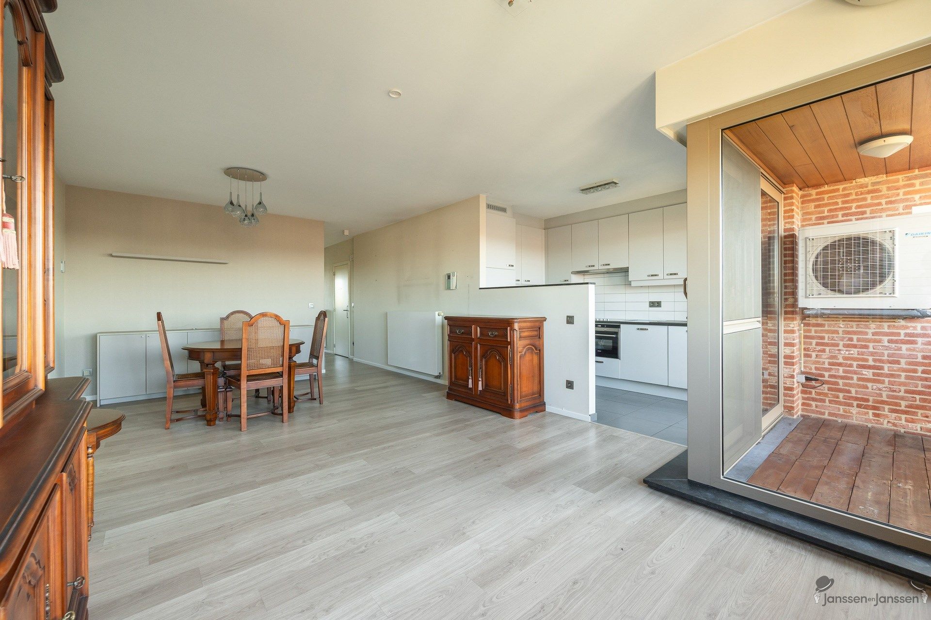 Instapklaar appartement met 2 slpks, terras en autostaanplaats foto 6