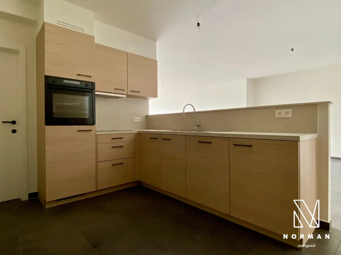 Gerenoveerd gelijkvloers appartement met 2 slaapkamers en inpandige garage en zonneterras! foto 4