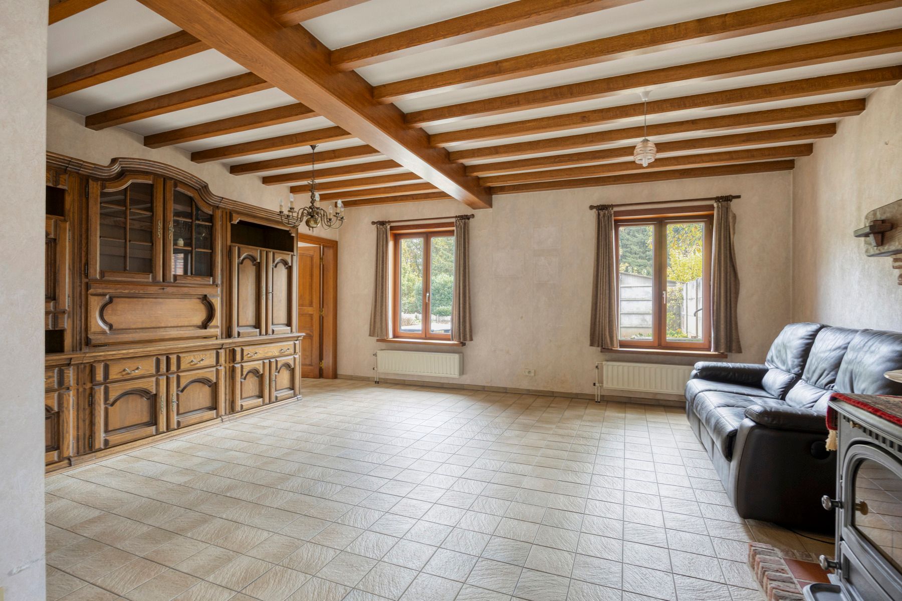 Karaktervolle te renoveren woning op perceel van 37a20ca! foto 7