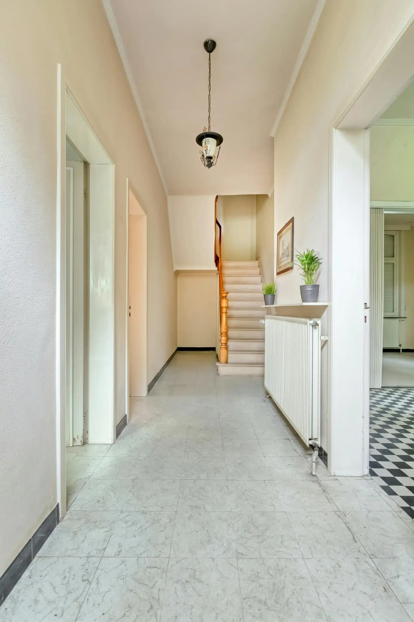 Ruime woning  (9 slaapkamers) op een perceel van 1.608 m². foto 3