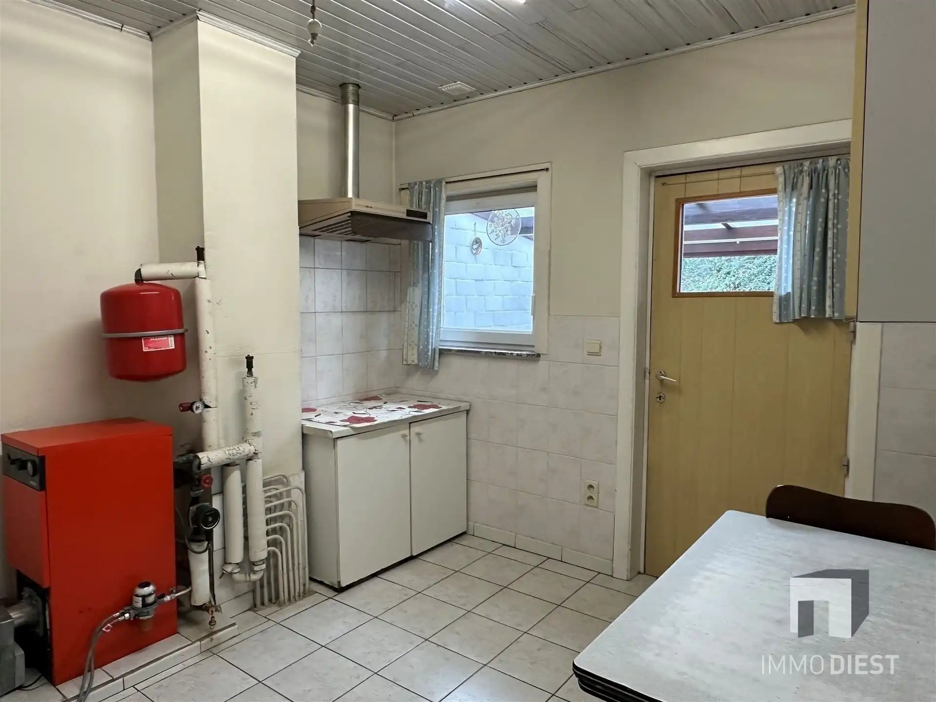 Woning met grote garage en stalling foto 19
