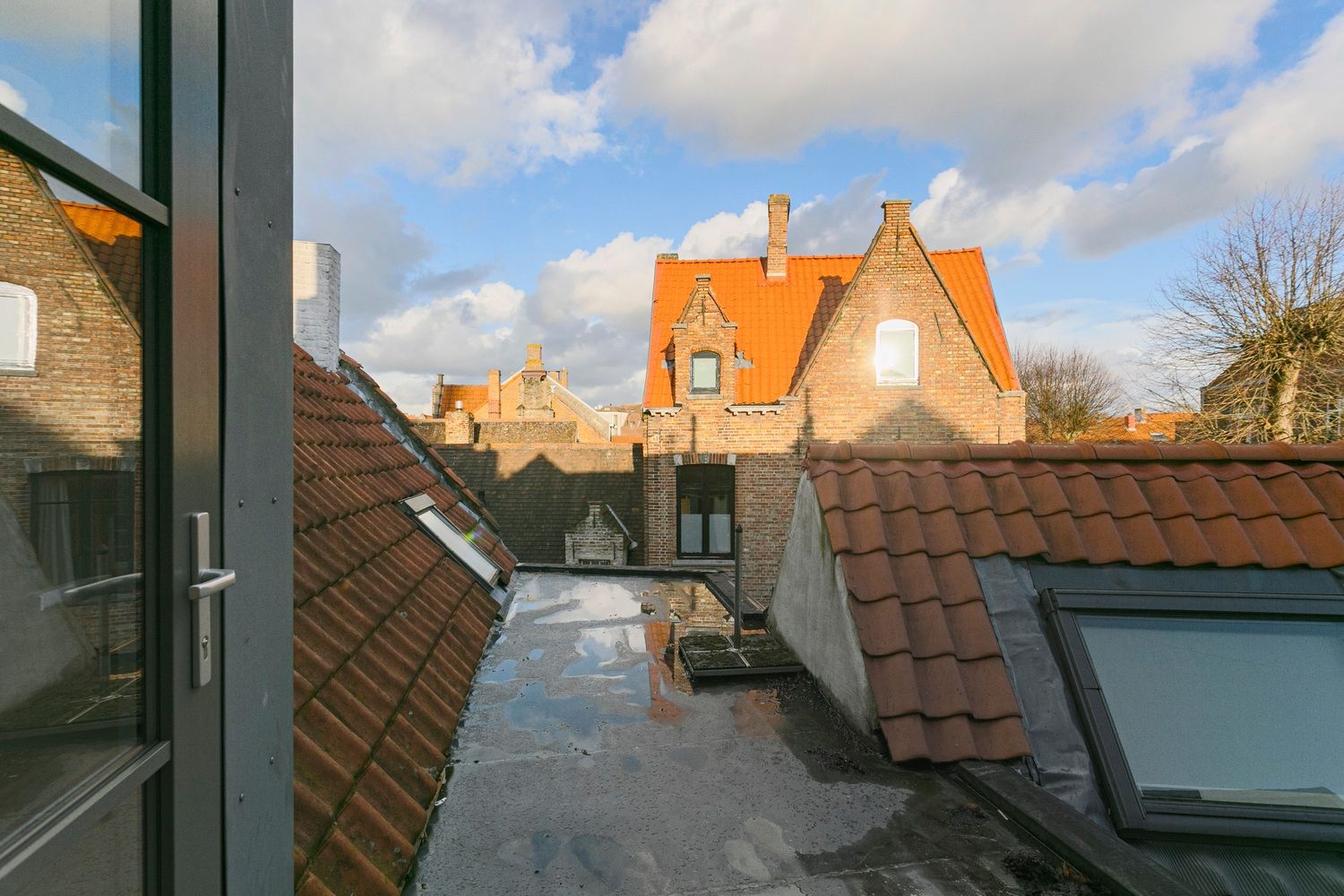 Prachtig gerenoveerde 2 slaapkamer hoekwoning in het centrum van Brugge foto 21