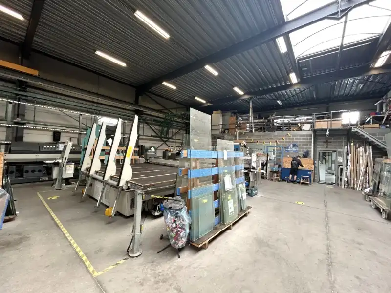 Bedrijfsgebouw van ca. 700 m² + mezzanine + kantoren en buitenopslag op topligging foto 12