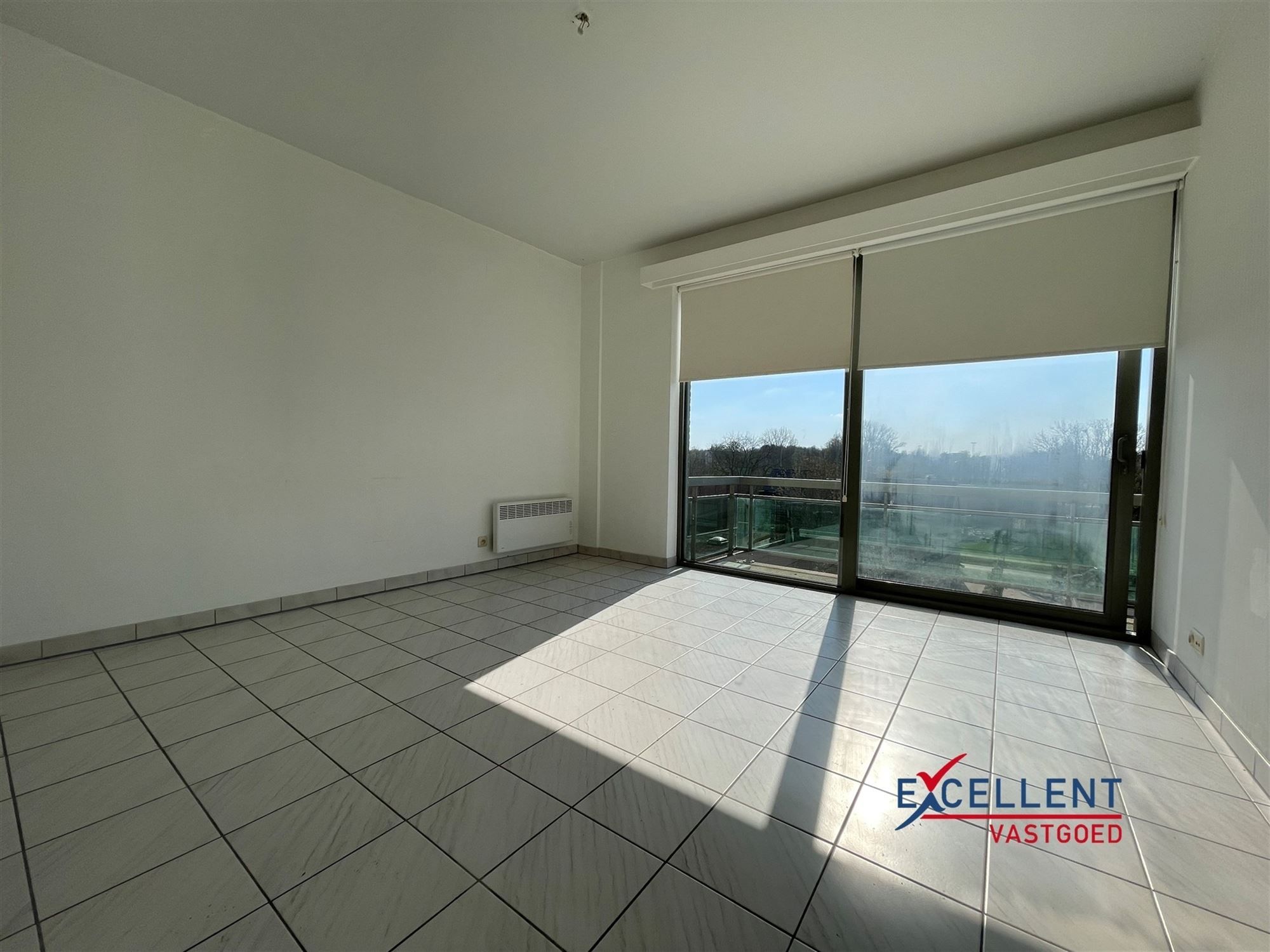 Zeer ruim 2-slaapkamer appartement te huur op de markt van Deinze! foto 6