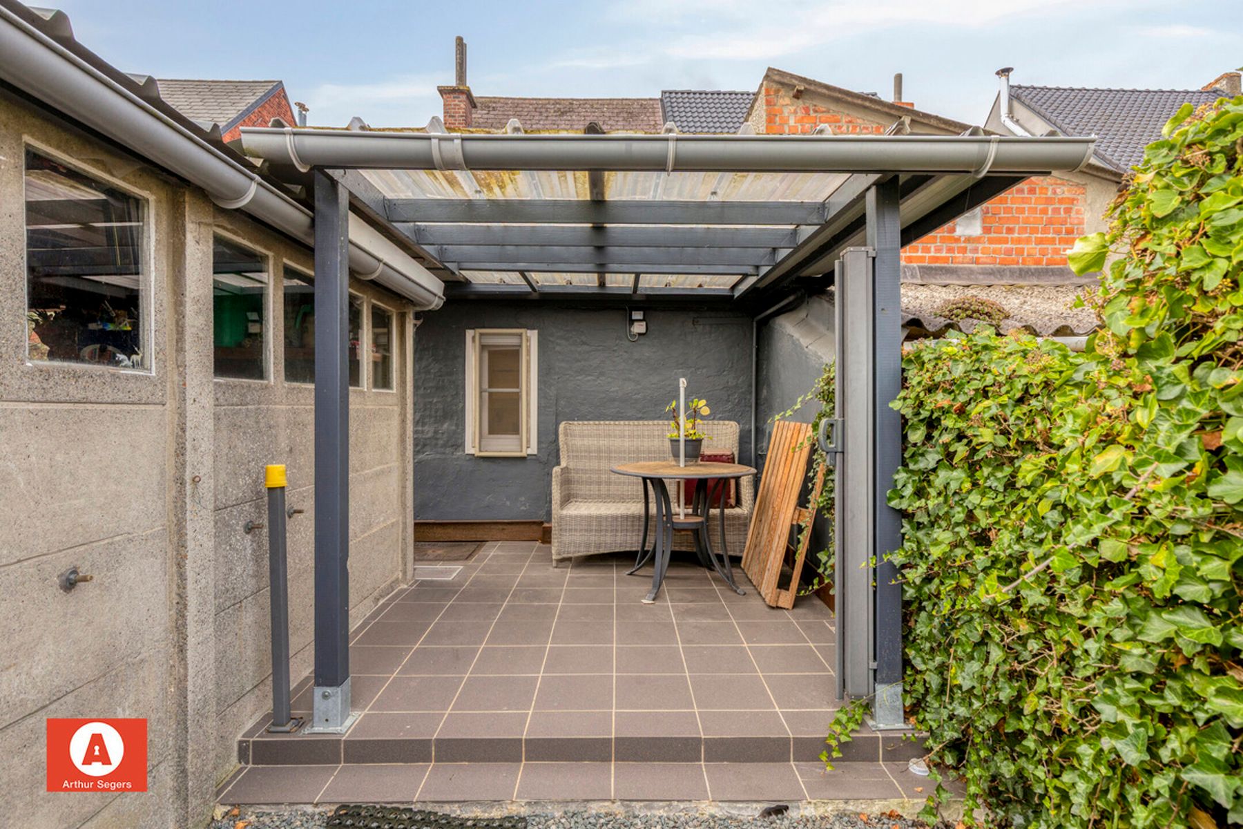 Verzorgde half-open bebouwing met oprit. foto 20