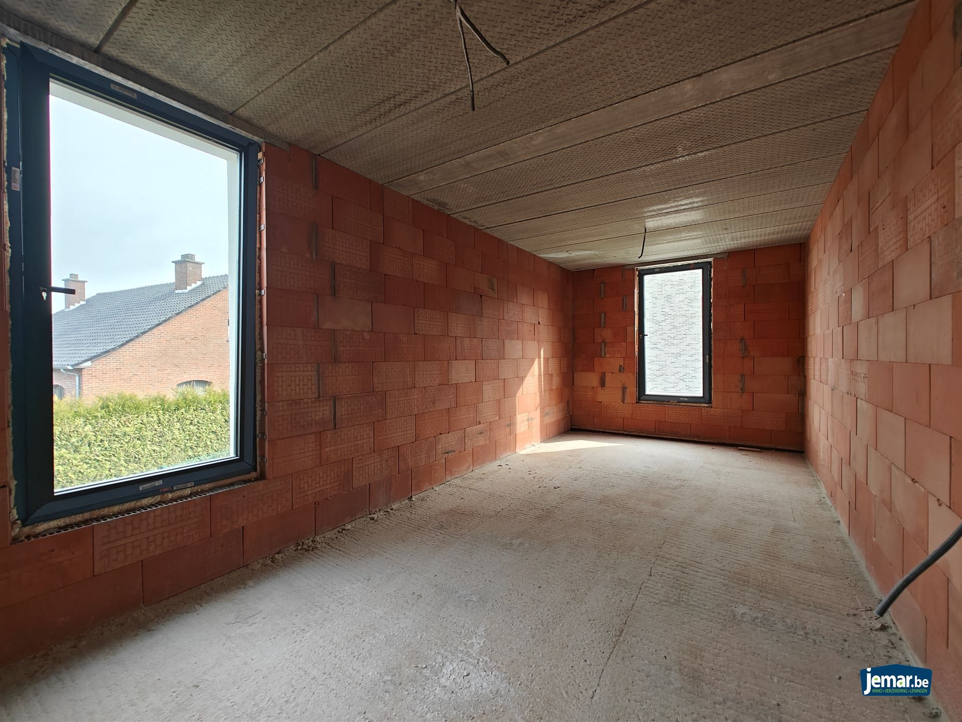 Zeer ruime casco woning in Leut, volledig naar eigen smaak af te werken! foto 11