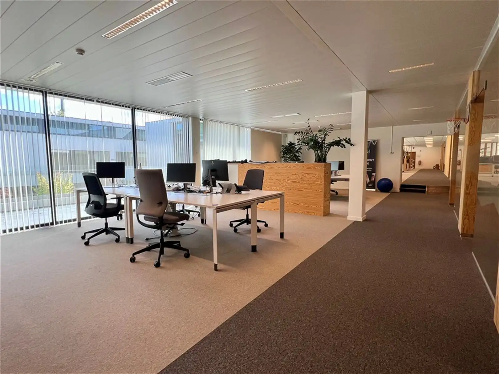 Ingericht kantoor met een overvloed aan natuurlijk lichtinval vlakbij de E40 foto 3