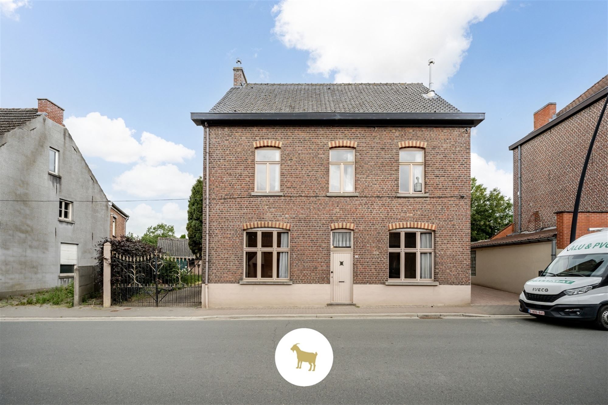 Ruime DORPSWONING met SCHUUR, BIJGEBOUW, BINNENKOER, TUIN & 4 (tot 5) SLAAPKAMERS, op een PERCEEL grond van ca. 920m² foto 2