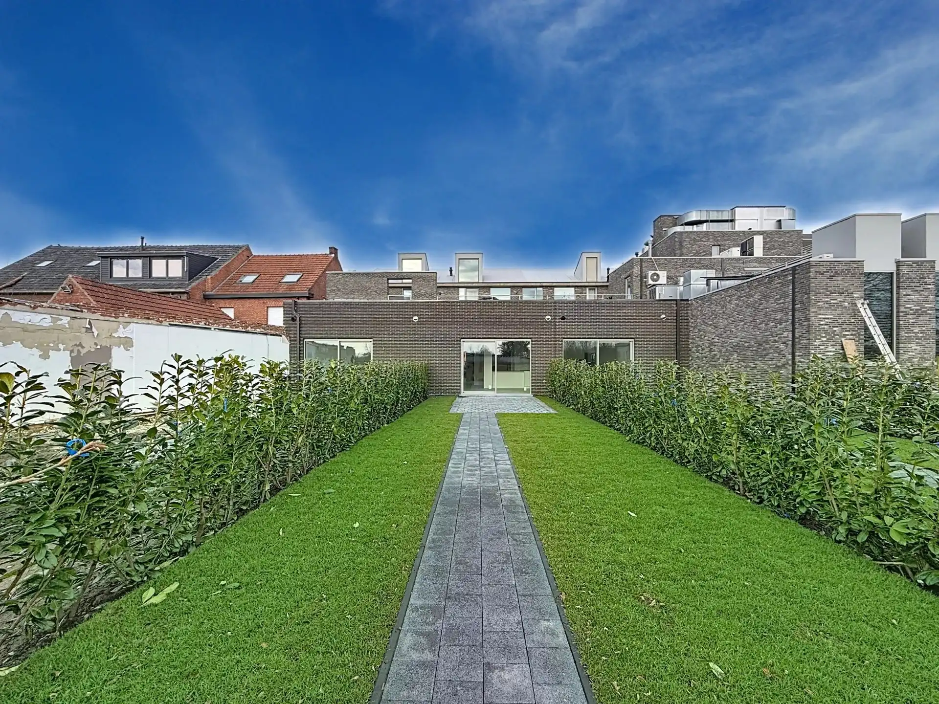 Luxueus en modern afgewerkt gelijkvloers appartement met tuin, 1 slaapkamer en 2 staanplaatsen. foto 20