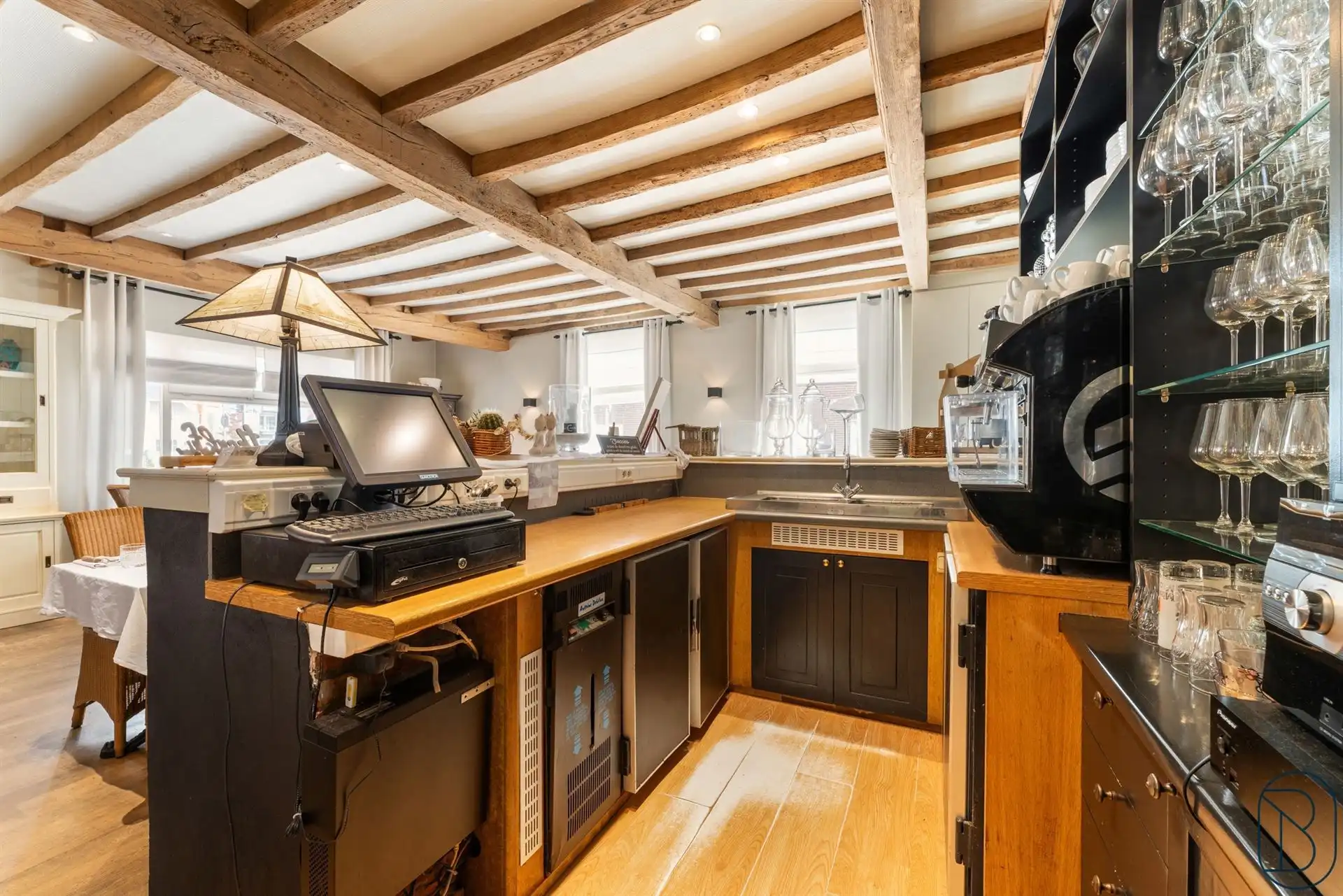 Goedgelegen charmante eigendom met veel potentieel! foto 7