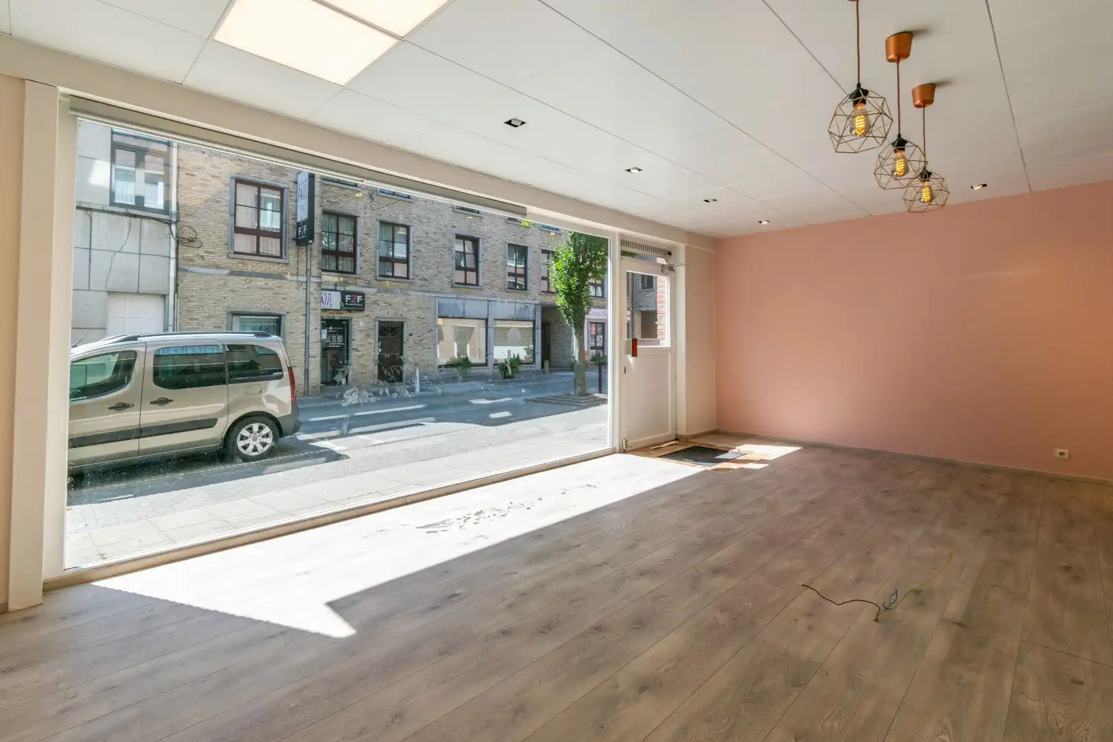 INSTAPKLAAR HANDELS-/KANTOORGELIJKVLOERS (106m²) foto 2