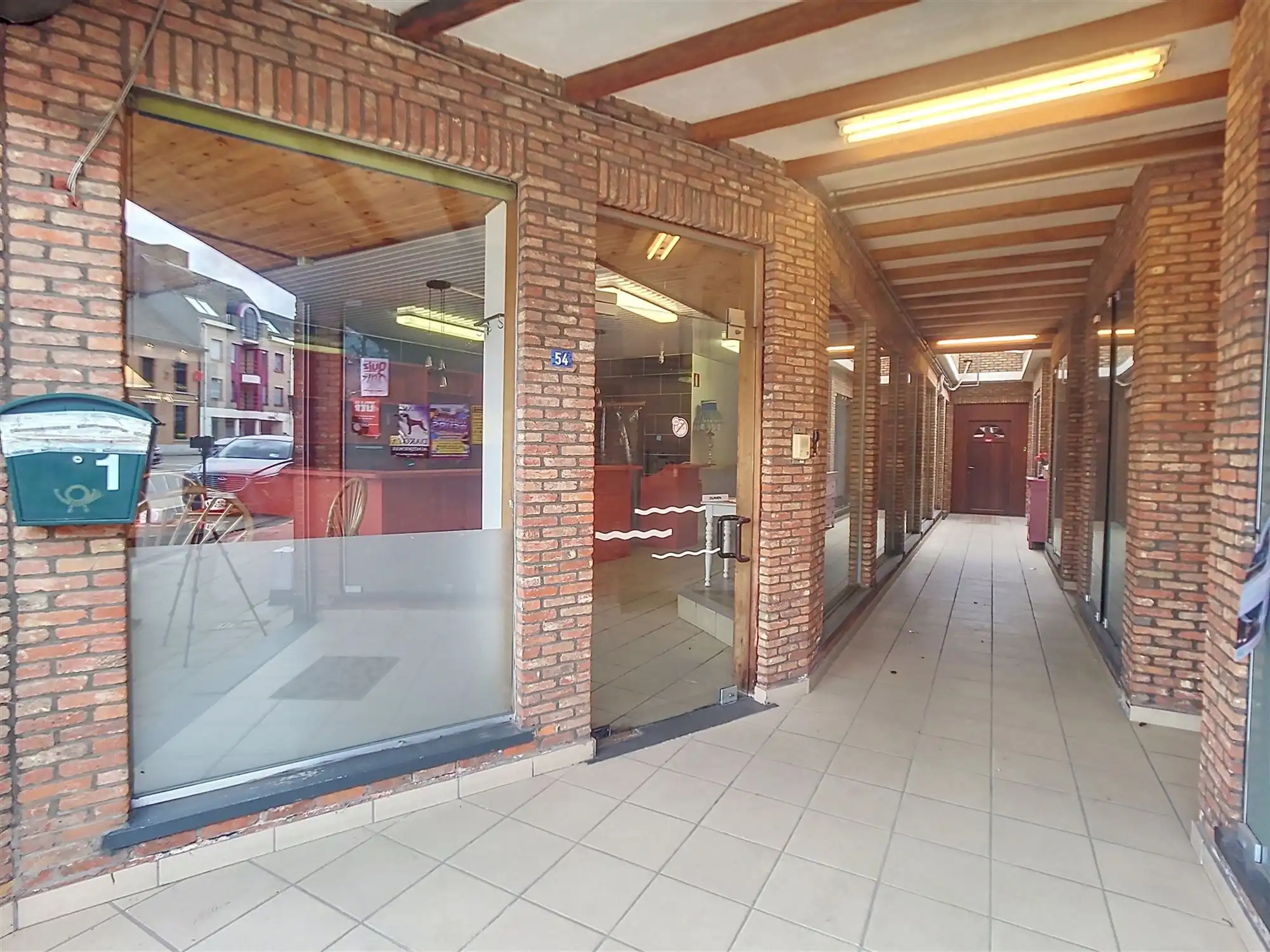 Handelsgelijkvloers pop-up foto {{pictureIndex}}