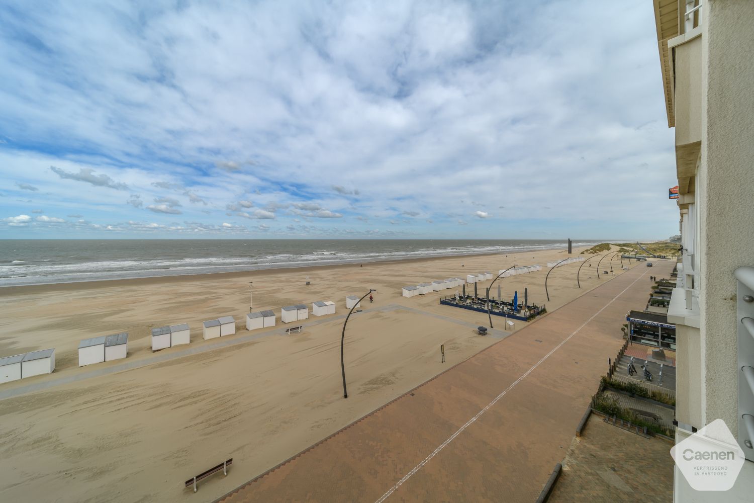 Te koop: ruim 2-slaapkamerappartement met frontaal zeezicht – De Panne foto {{pictureIndex}}