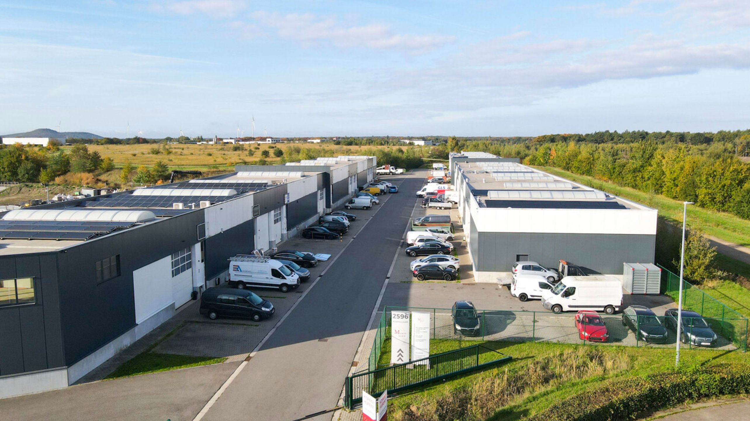 KMO-unit te huur van 225m².  foto {{pictureIndex}}