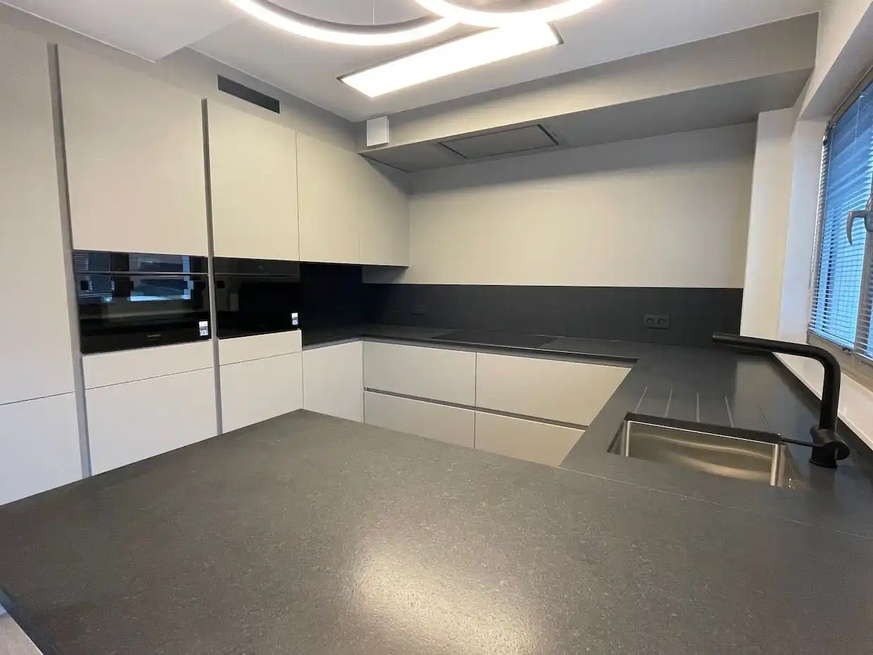 Prachtig afgewerkt en energetisch gerenoveerd gelijkvloers appartement op topligging met grote garagebox foto 7