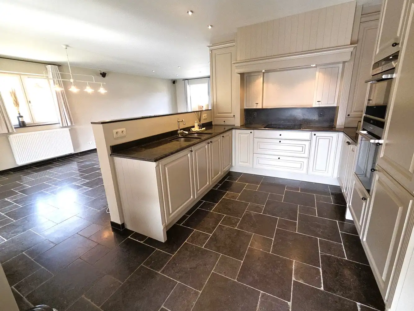 Prachtige villa woning, 5 slaapkamers, 2 badkamers in een zeer rustige straat gelegen foto 5