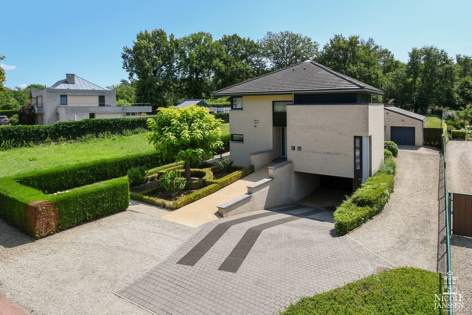 Hedendaagse gezinswoning met vier slaapkamers en verzorgde tuin foto 36