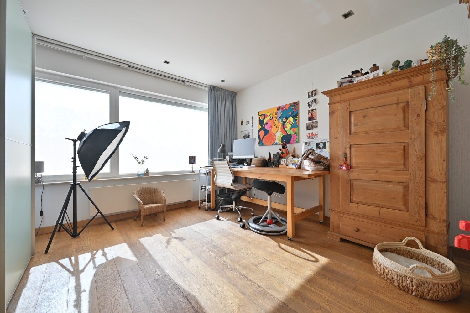Moderne split-level bungalow met 4 slaapkamers en 2 badkamers, op prachtige bosrijke locatie te Lanaken-Neerharen foto 21
