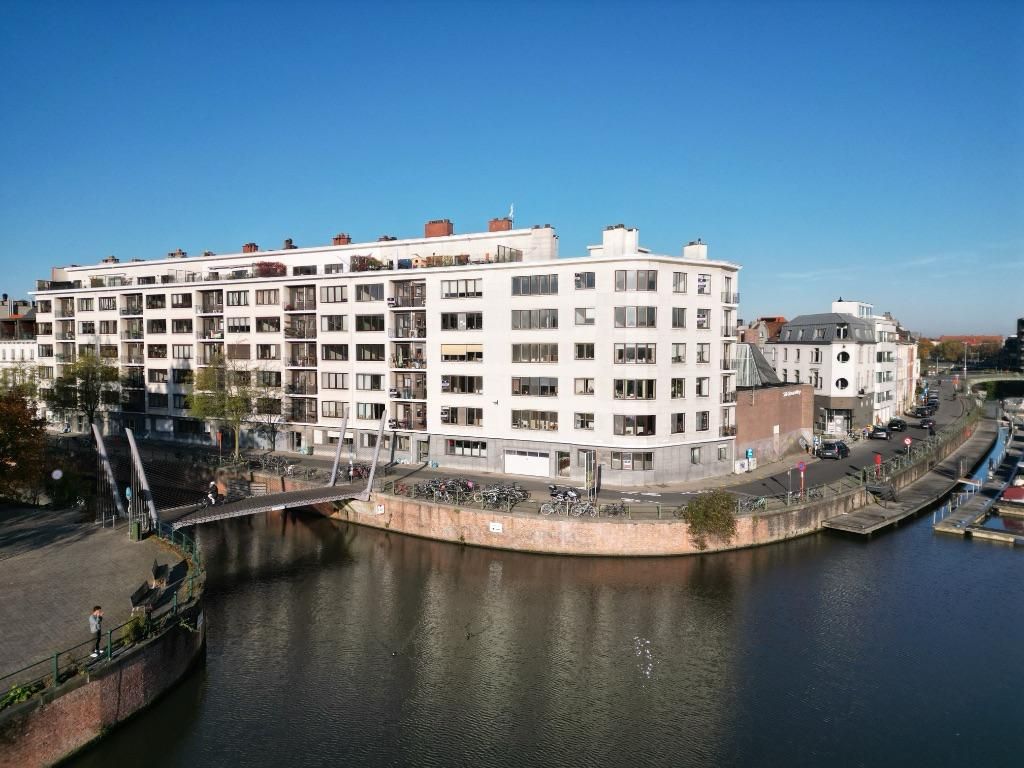 Gerenoveerd 2 slaapkamer appartement met unieke zichten op de Gentse binnenwateren foto 3