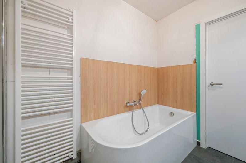 Roeselare nabij Station : Penthouse appartement met 2 slpks en zolder op de derde verdieping van een nieuw gebouwde Residentie genaamd "Residentie Arena" opp 110 m² foto 4