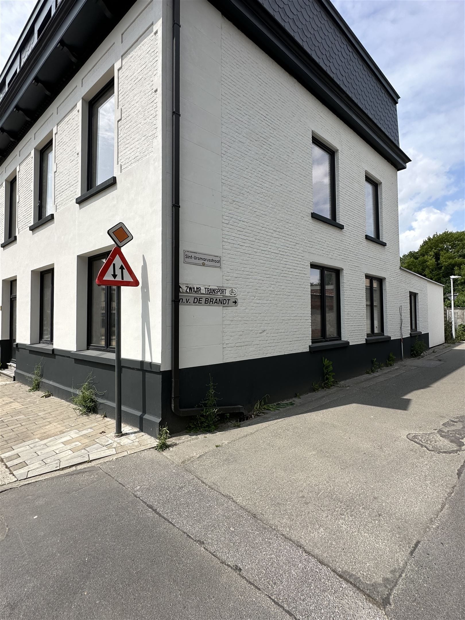 Te koop: Casco winddicht renovatieproject 4 ruime appartementen grote terrassen en tuinen in een voormalige bank te Baasrode foto 2