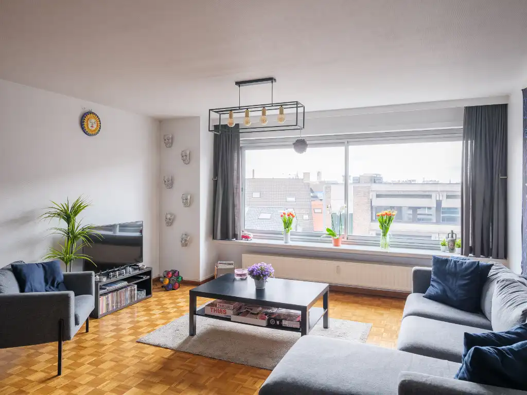 Op te frissen ruim appartement met 2 slaapkamers en een zonnig terras, gelegen vlakbij het centrum van Gent. foto 2