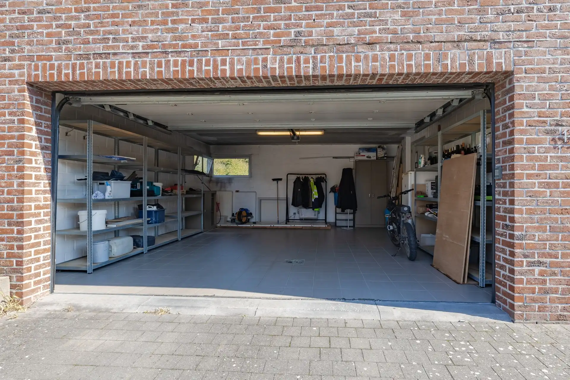 Karaktervolle architectenwoning op een perceel van ruim 25 are met diepe, oostgerichte tuin foto 4