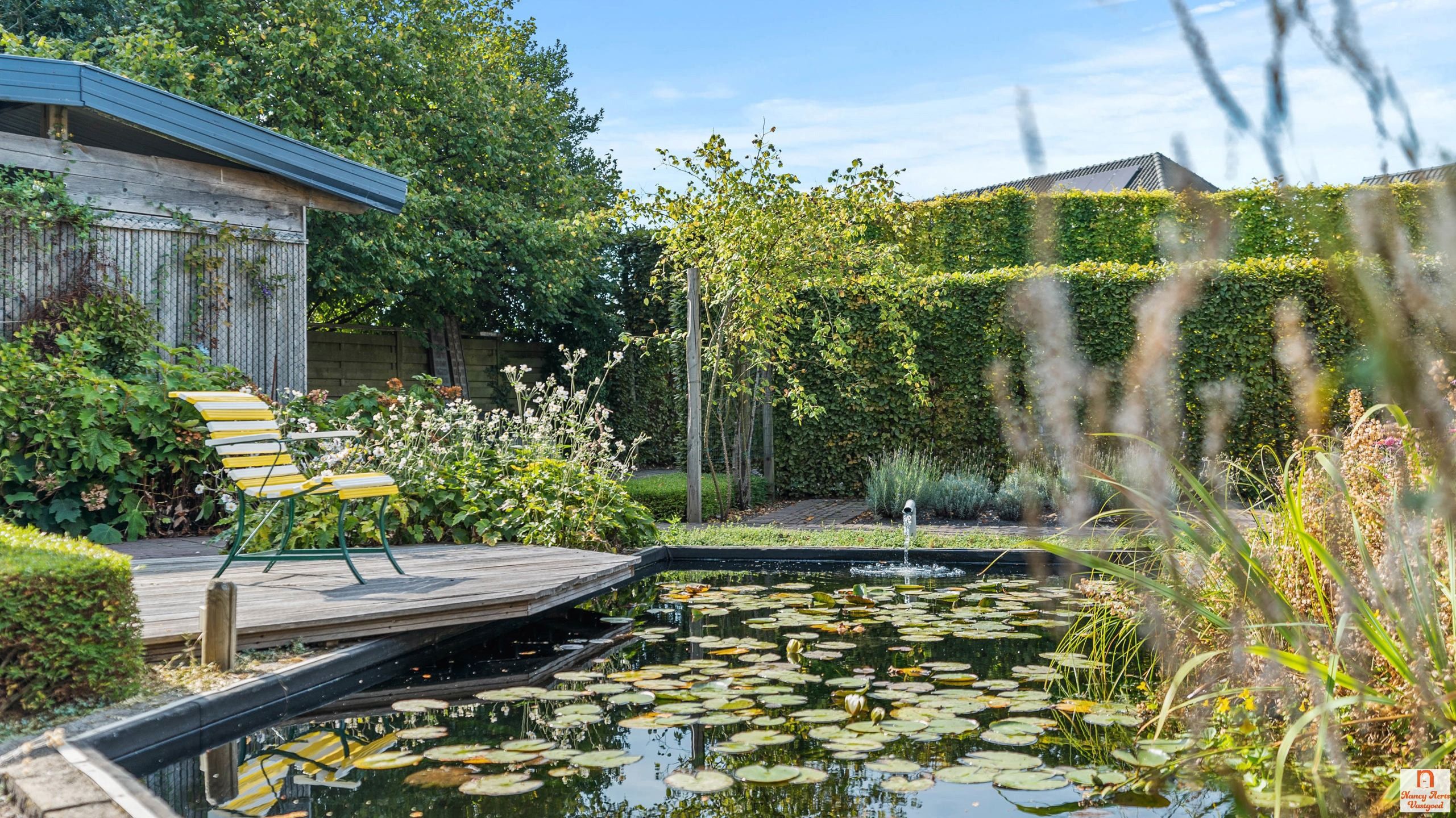 Instapklare woning met uitzonderlijk grote tuin met vijver foto 18