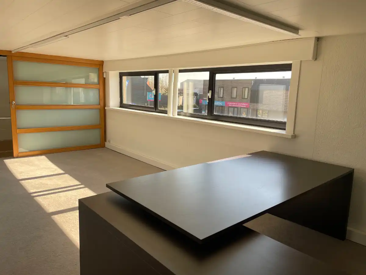 TOONZAAL + MAGAZIJN + KANTOOR foto 18