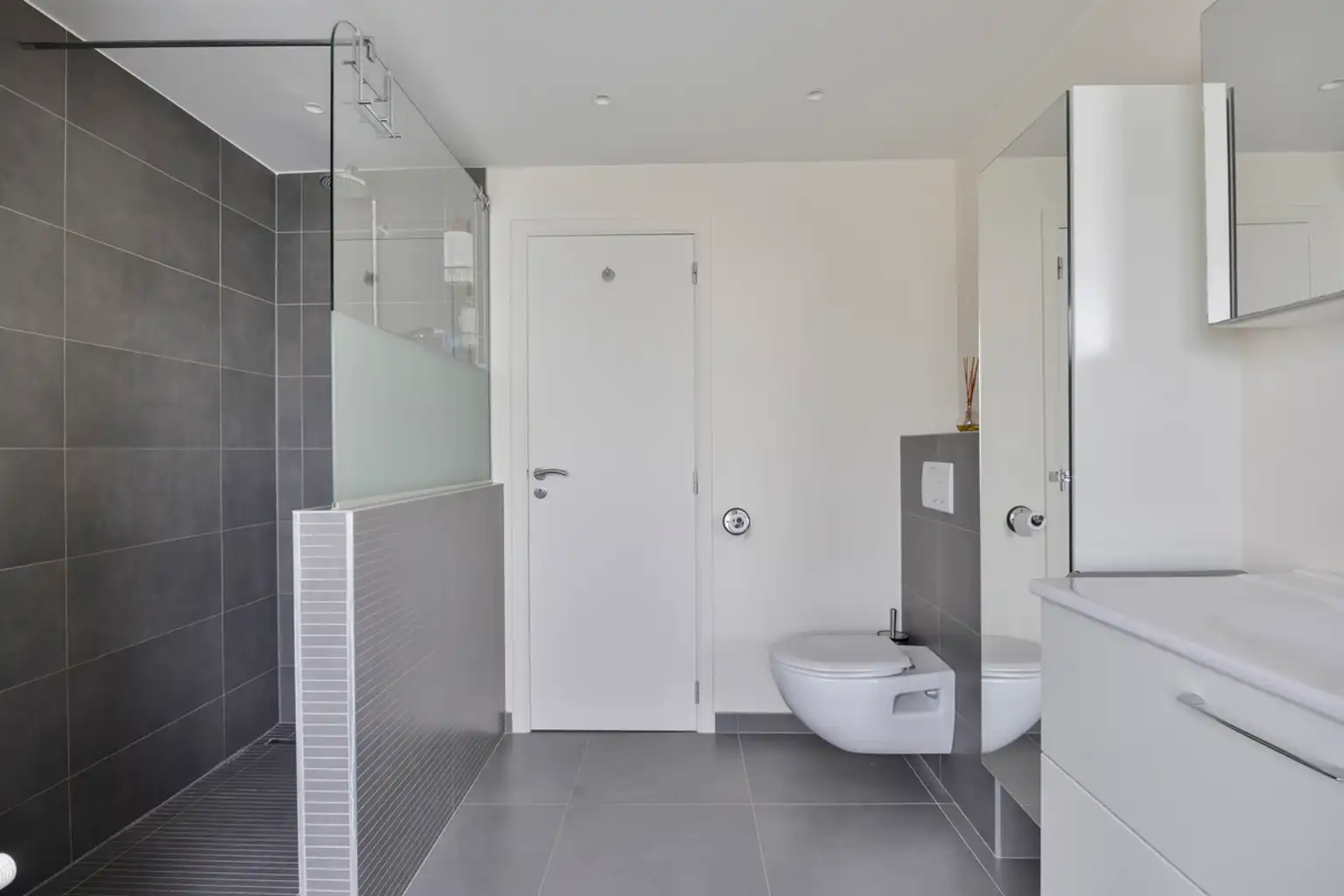 Instapklare woning met 4 slaapkamers, tuin & 2 garages foto 15