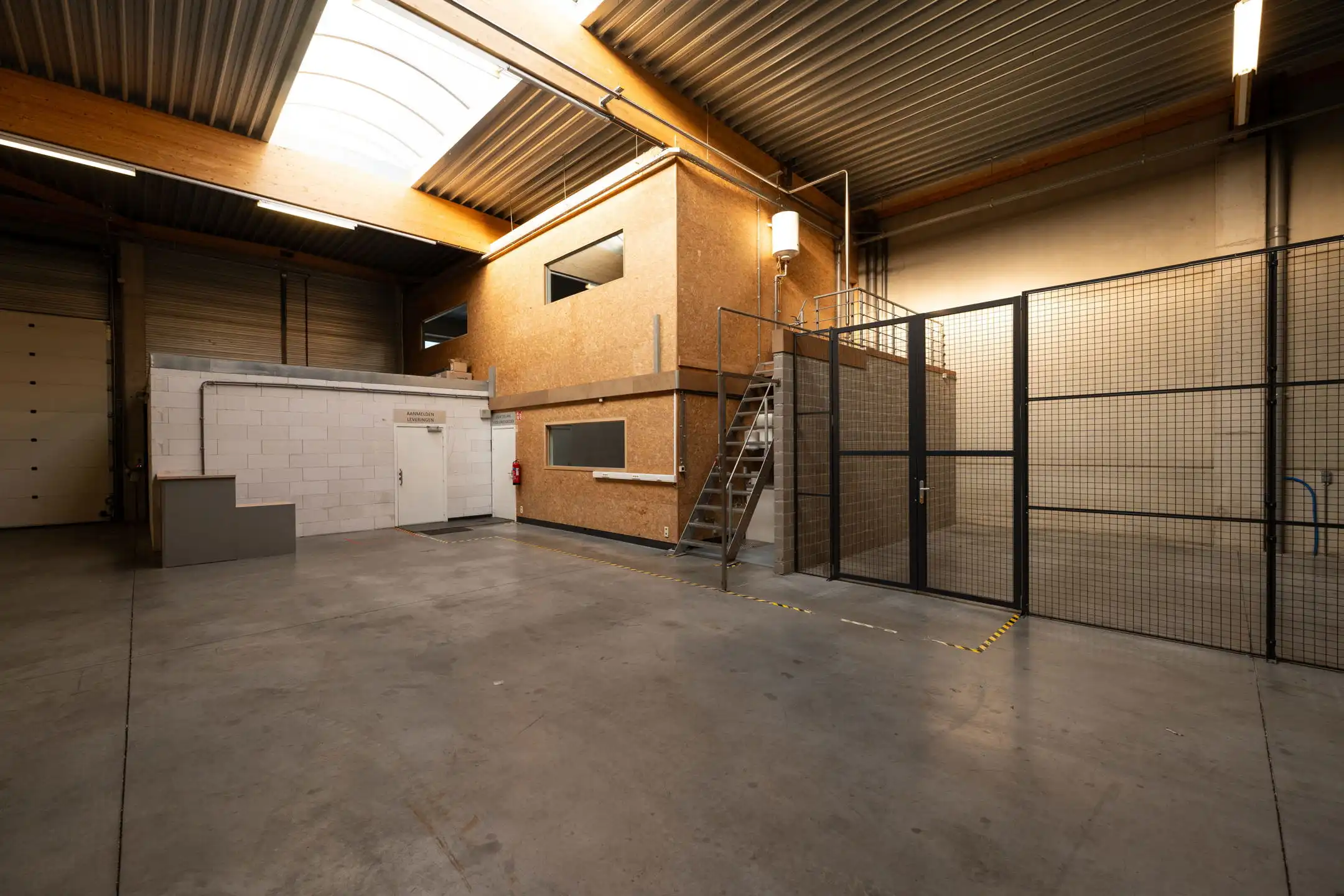 Te huur: bedrijfsunit met 360 m² magazijn en 144 m² kantoor foto 6