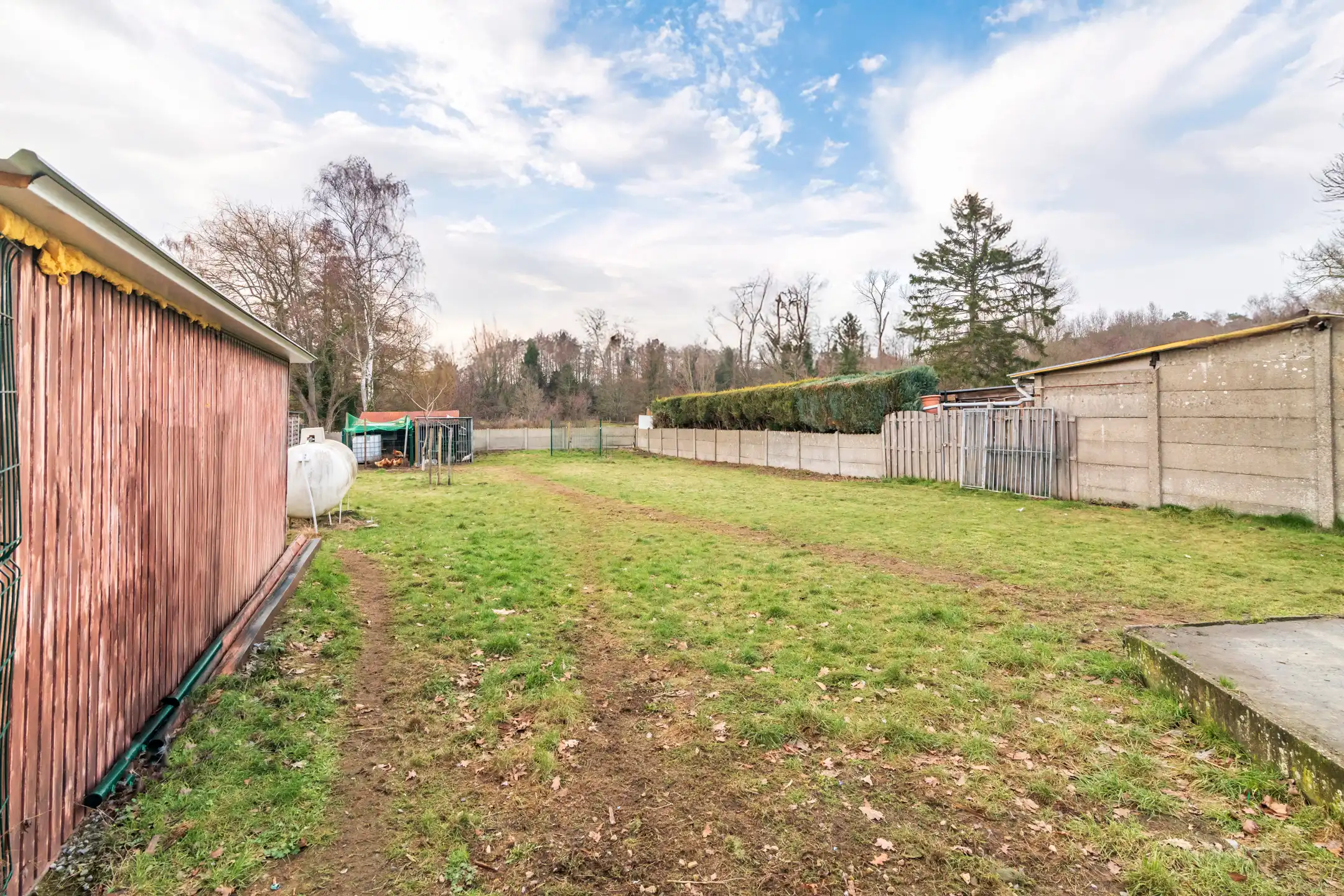 Halfopen woning met grote omheinde tuin en mooi uitzicht foto 18