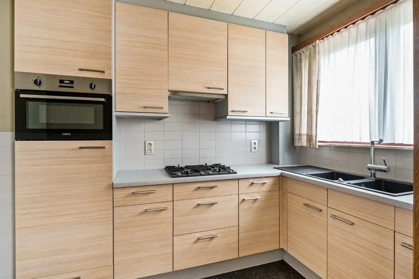 Centraal gelegen beletage-woning met 3 slpk., inpandige garage en tuin foto 8