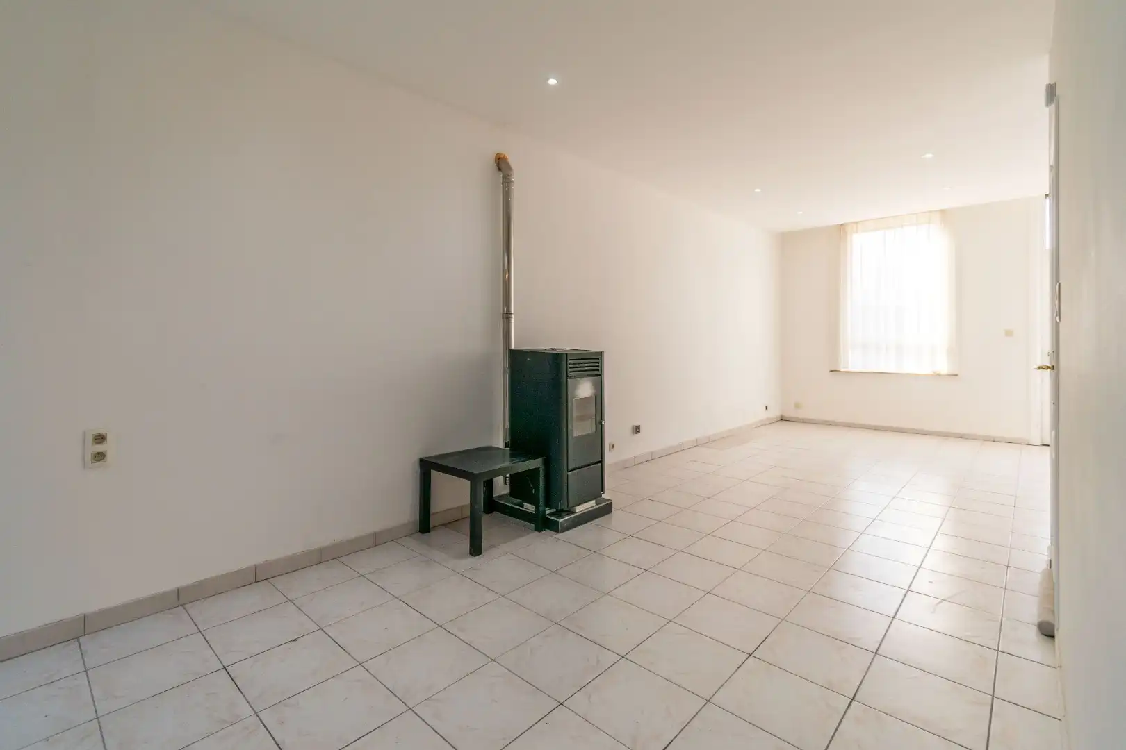 Een goed gelegen, verder af te werken rijwoning te Lot foto 4