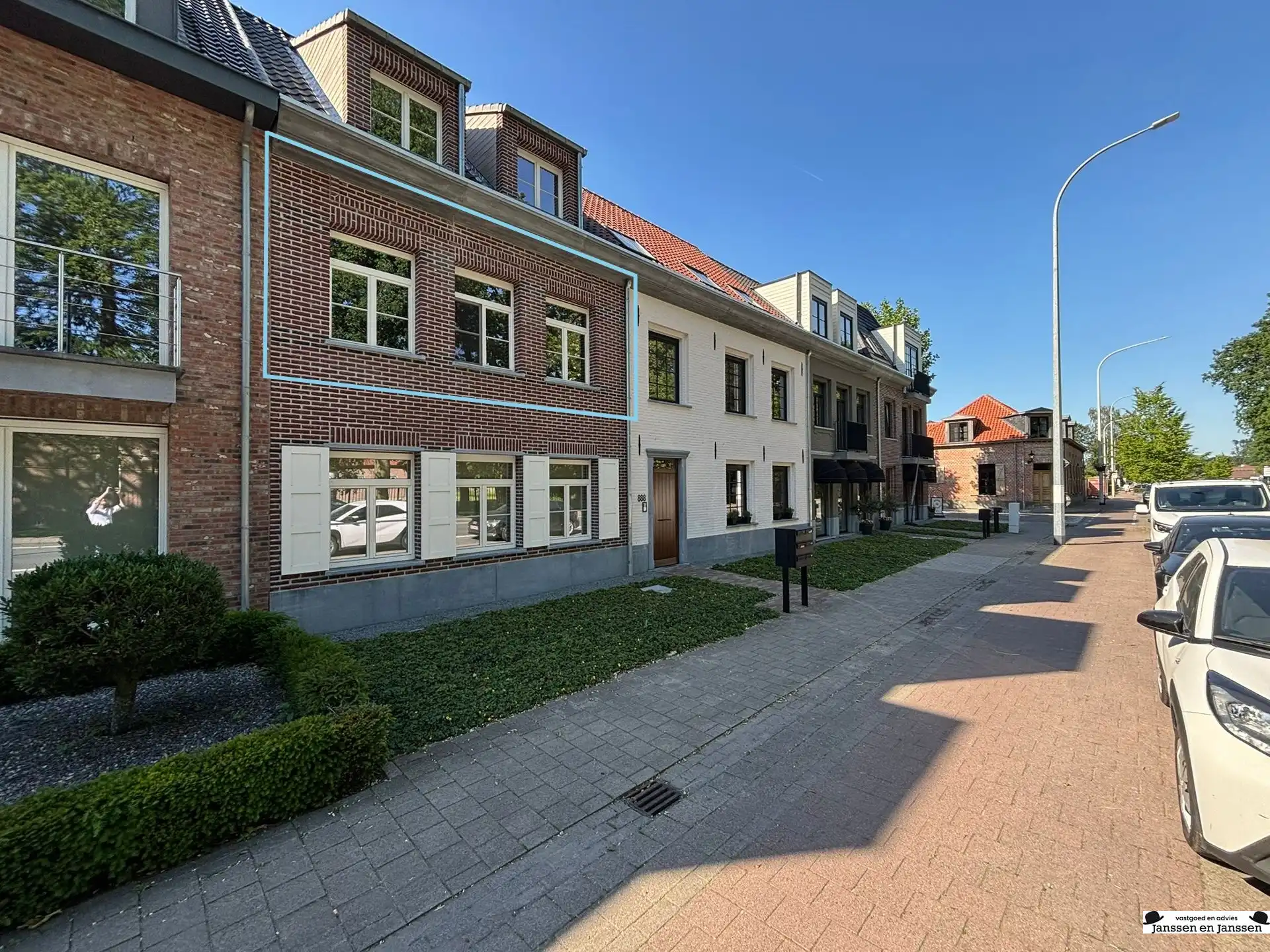 Stijlvol afgewerkt appartement met 2 slpks, twee auto-staanplaatsen en terras in het centrum van Gooreind (ca.100m²) foto {{pictureIndex}}
