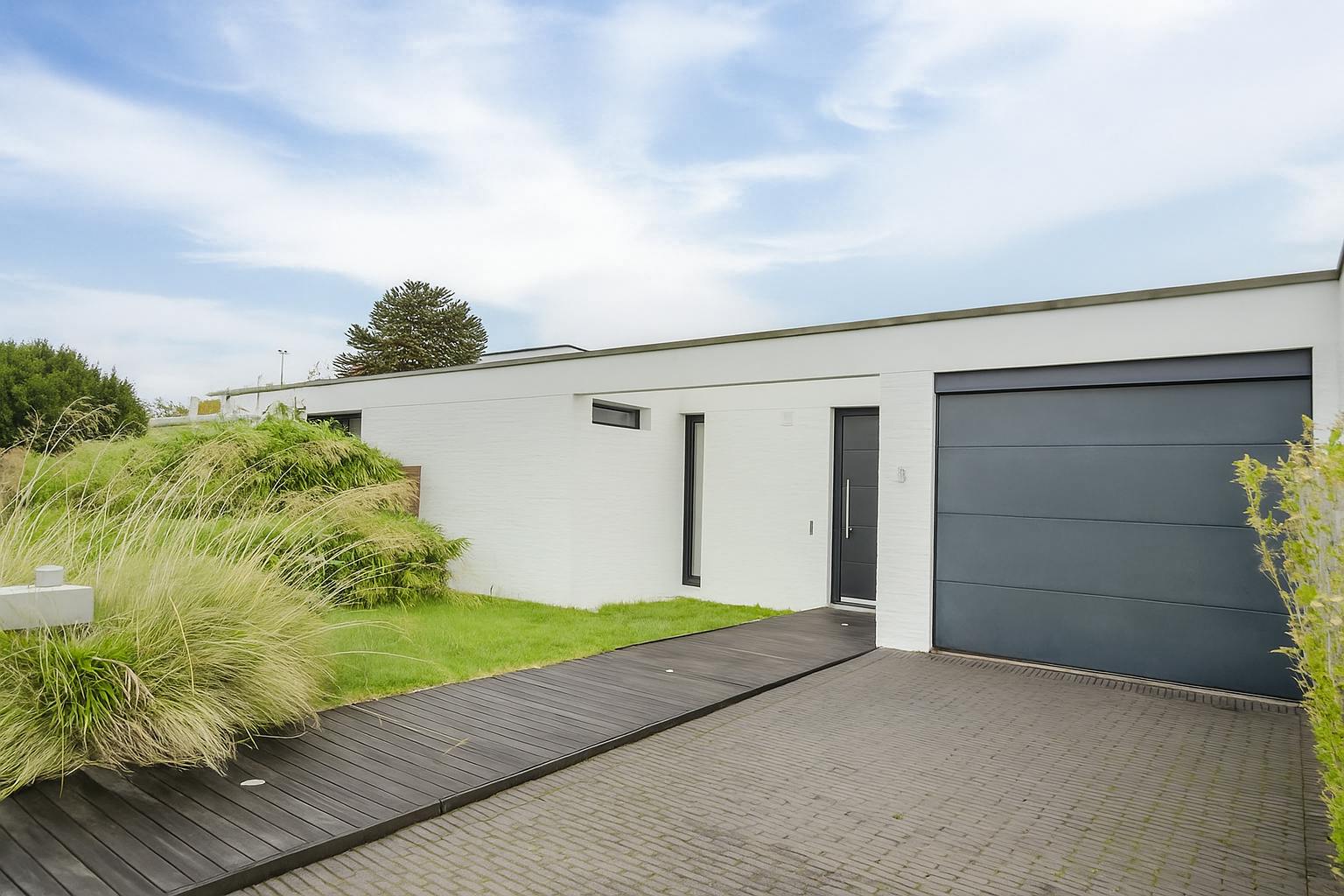 Architecturale patiowoning met tijdloze klasse foto 2