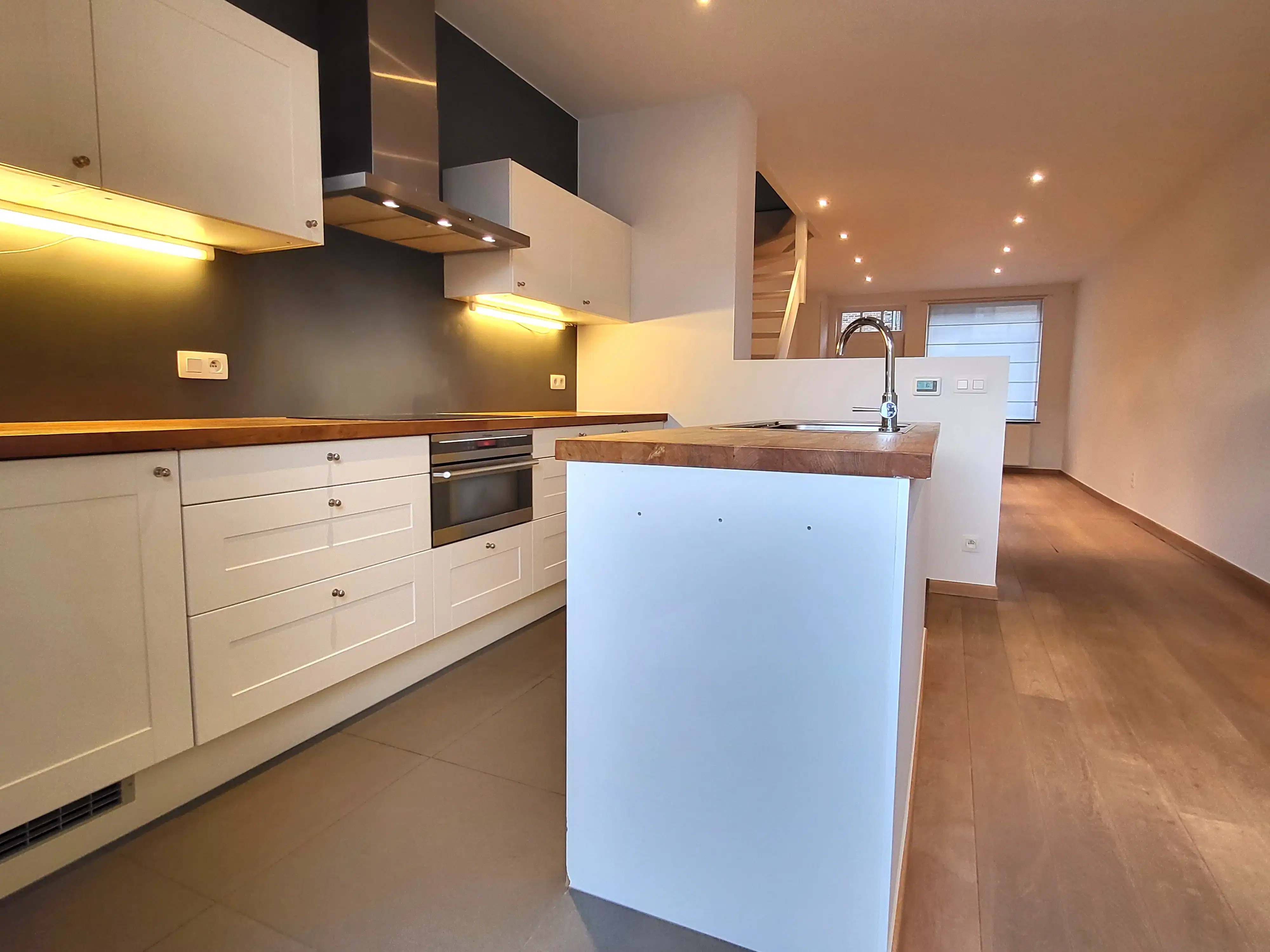 Deze instapklare woning biedt modern wooncomfort op een centrale ligging in het centrum, met winkels, scholen en openbaar vervoer op wandelafstand. foto 8