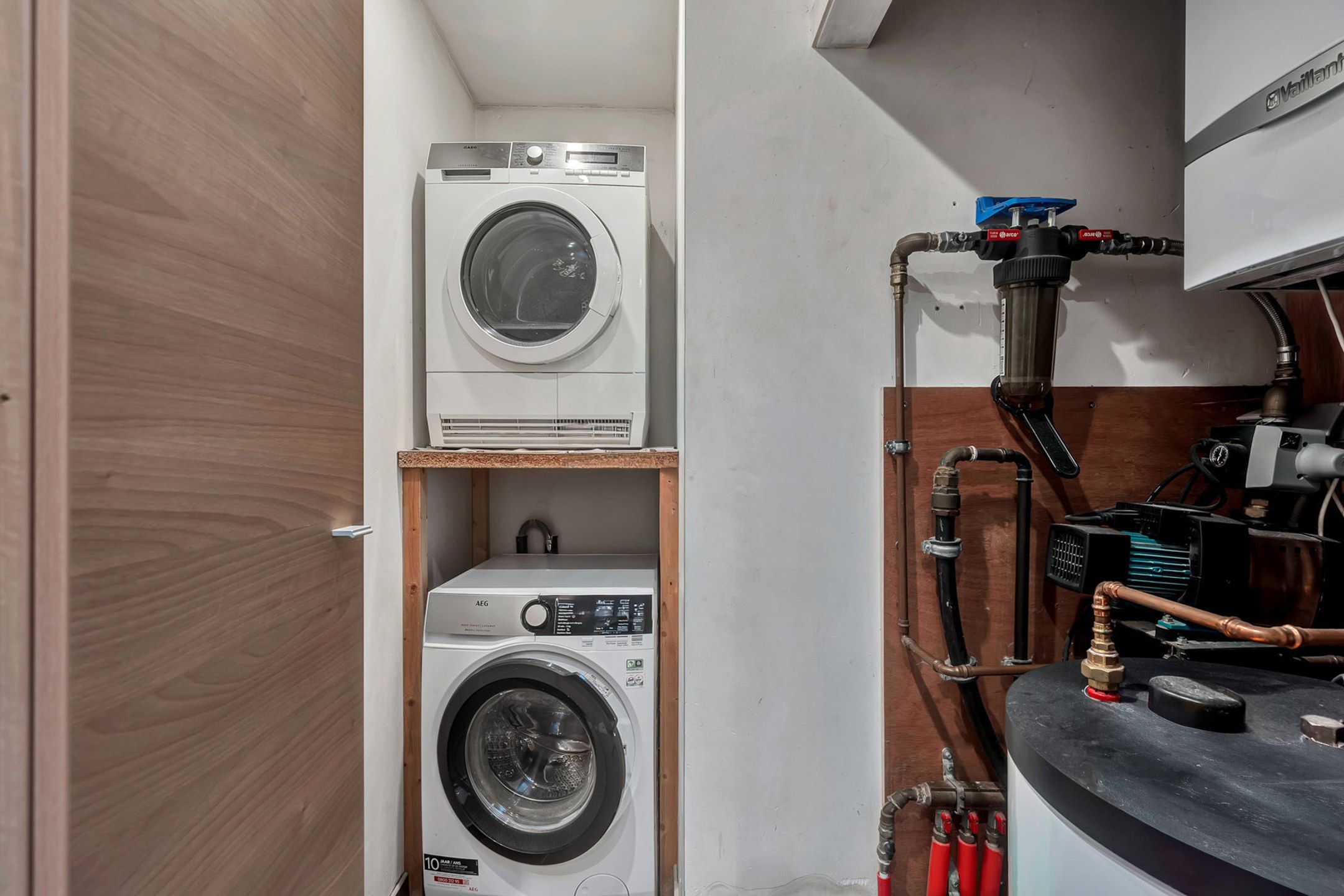 Instapklare gesloten woning met achteruitweg en garage  foto 8