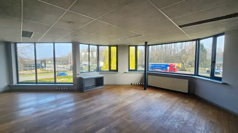 Kantoorgebouw te huur foto 4