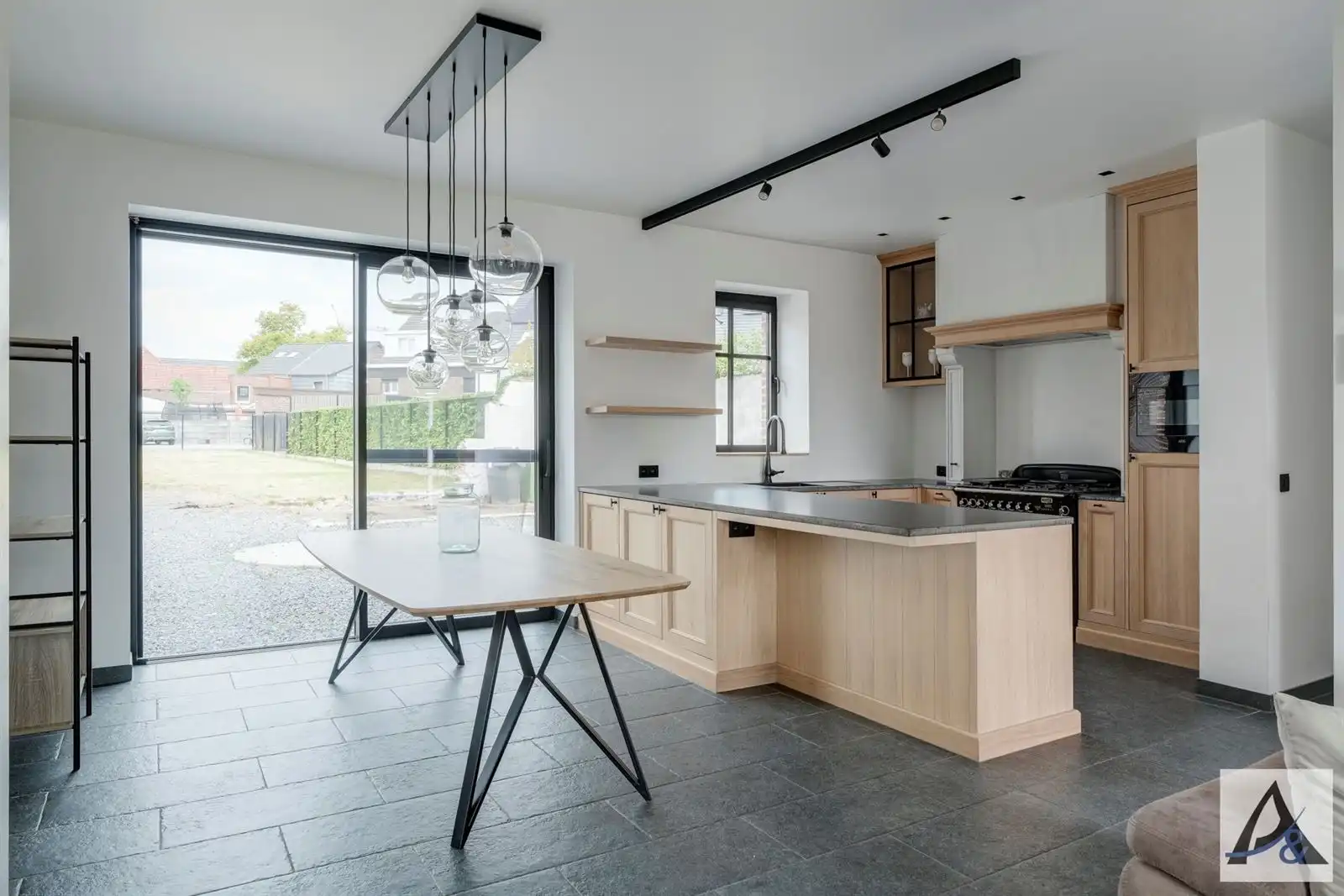 Totaal gerenoveerde, instapklare gezinswoning te koop in het hart van Munsterbilzen! foto 5