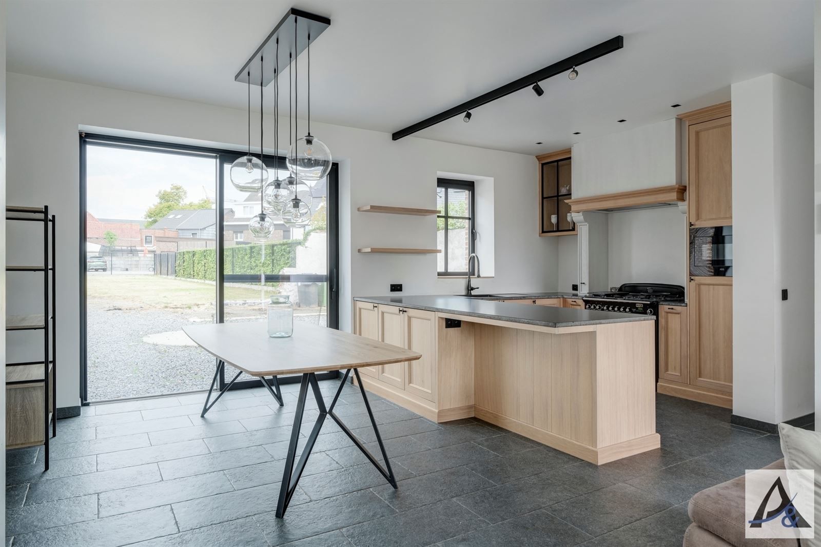 Totaal gerenoveerde, instapklare gezinswoning te koop in het hart van Munsterbilzen! foto 5