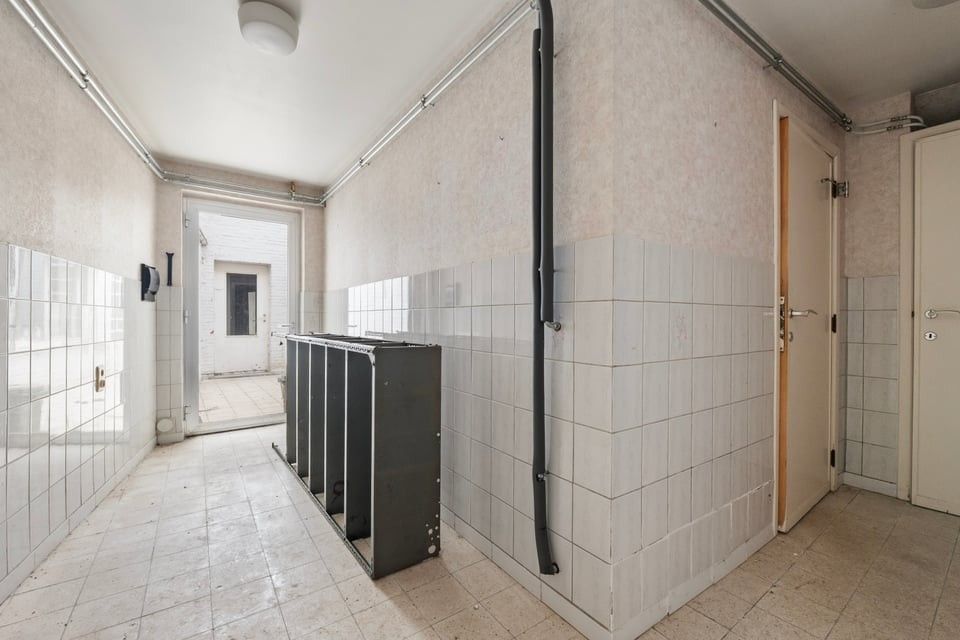 TE RENOVEREN APPARTEMENT MET 2 SLKS IN HET CENTRUM VAN SINT-TRUIDEN foto 15