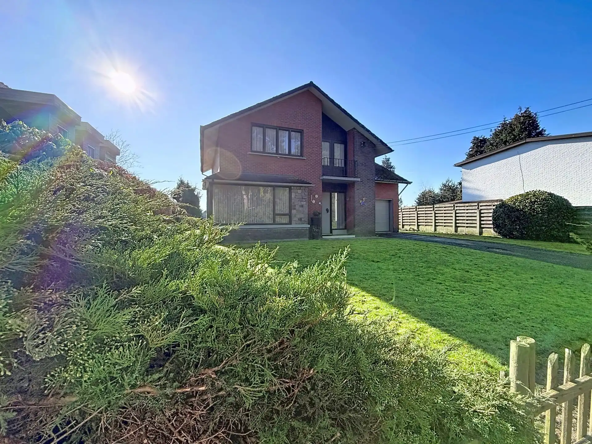 Te renoveren woning op een ruim perceel van 1350 m². foto 2